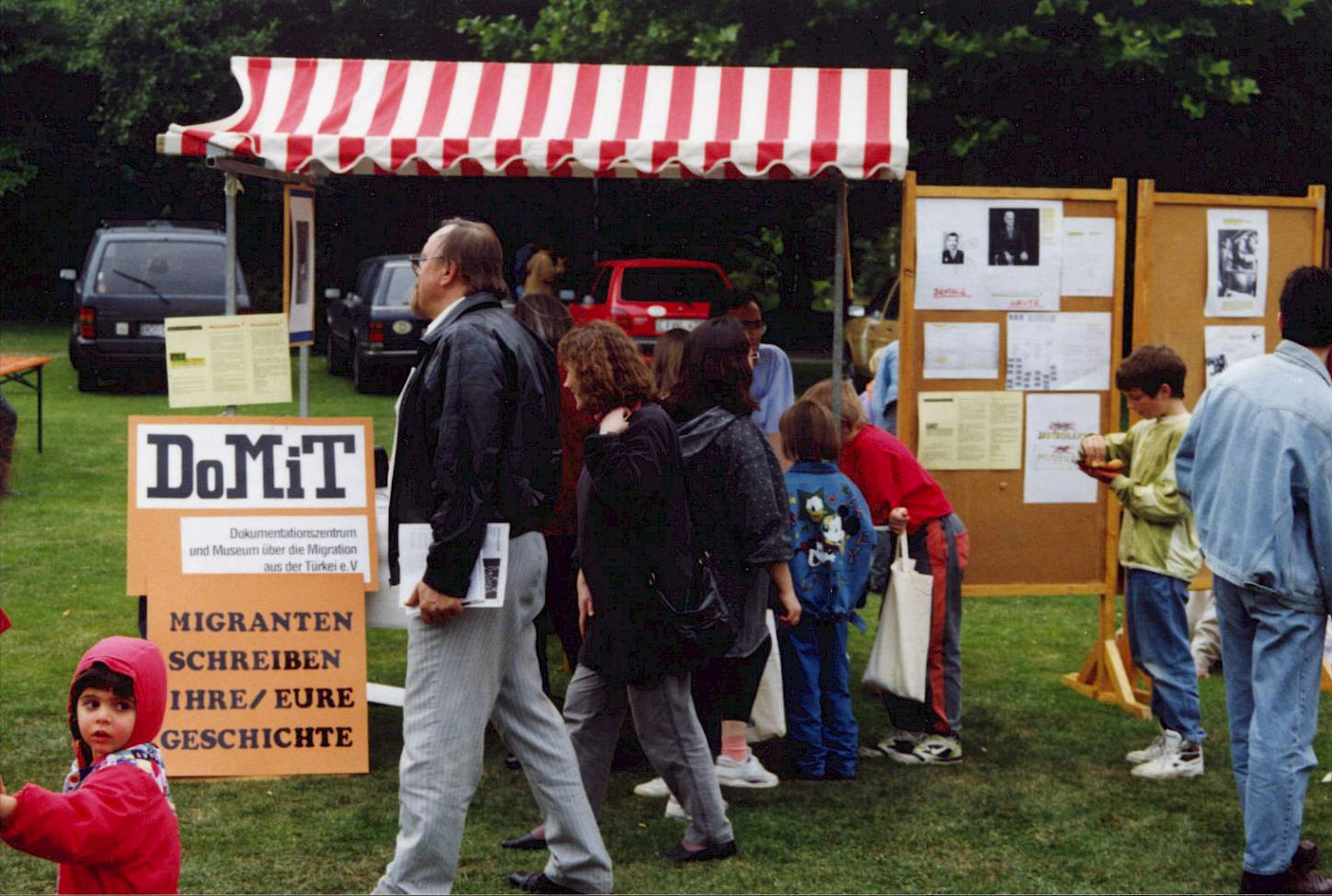 1990: From the outset, the founders of DOMiD (DOMiT in early years) call for the preservation of migrant cultural heritage in Germany in the form of a migration museum.  This desire for museum representation remains unheard for a long time, followed by conferences, exhibitions and publications.
